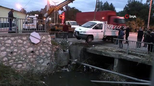 Köpeğe çarpmamak için fren yapınca, kamyonet köprüde asılı kaldı