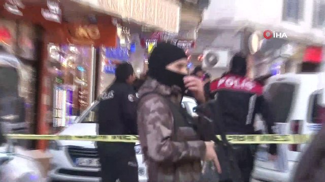 Ankara'nın Ulus semtinde bir otelden bir kişinin çevreye ateş açması üzerine bölgeye çok sayıda ekip sevk edildi. Şahsı ikna etmek için polis çalışma başlattı.