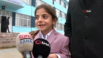 9 yıldır saçlarına makas değmeyen Baran karnesini aldı