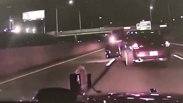 Un suspect qui n'arrive pas à sortir de sa voiture