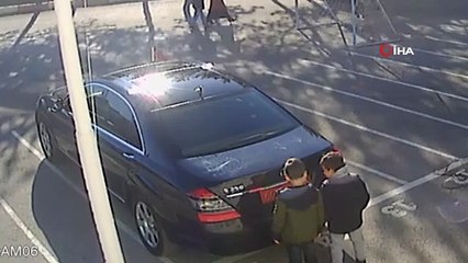 Valilik makam aracındaki Türk Bayrağını öpüp alnına koydu