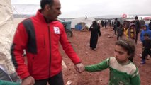 - Saldırılardan kaçan Suriyeliler boş arazilere çadır kuruyor- Halep ve İdlib’e saldırılar sonrası güvenli noktalara göç eden Suriyelilere, Türk Kızılay’ı yardım eli uzatıyor