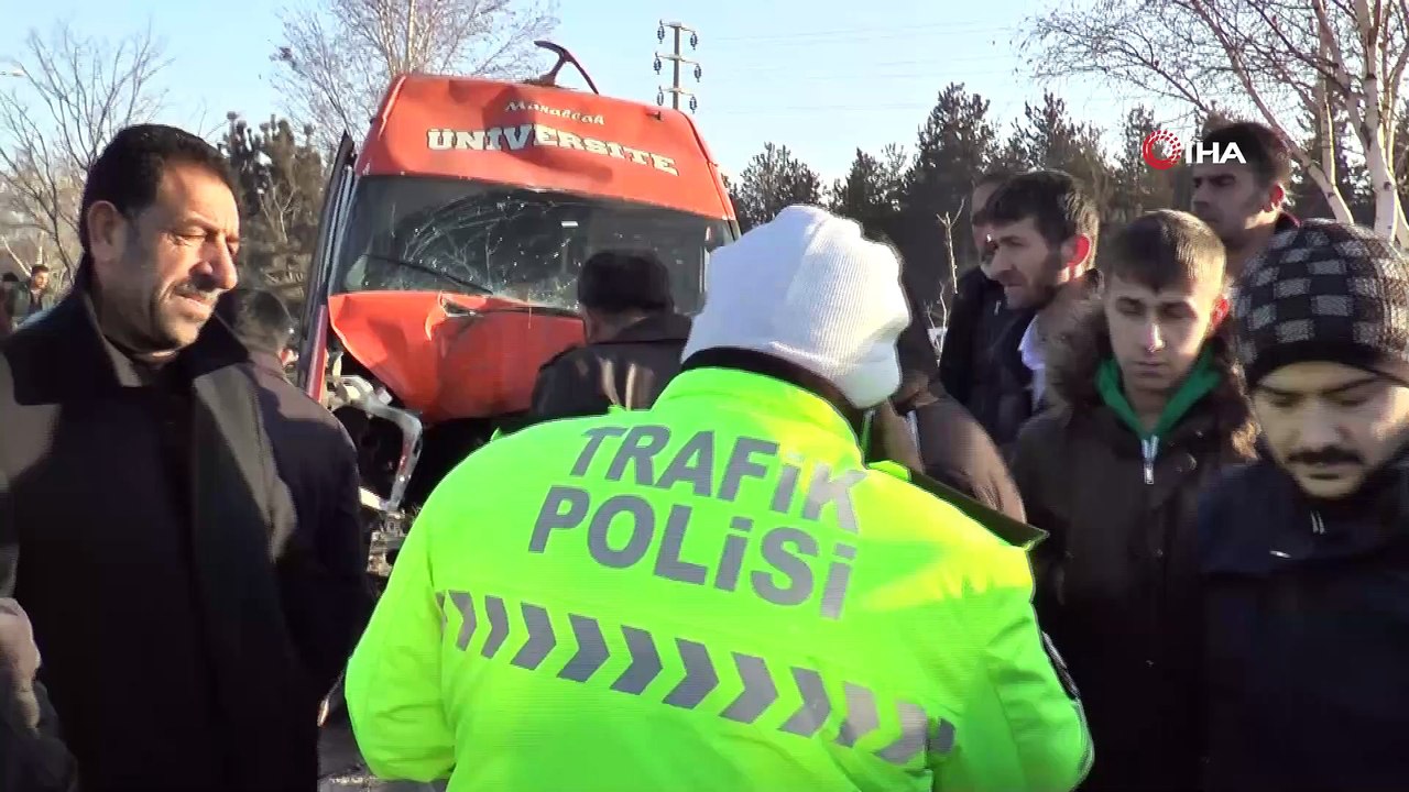 Makas atmak isteyen otomobilin çarptığı minibüs kaza yaptı: 11 yaralı