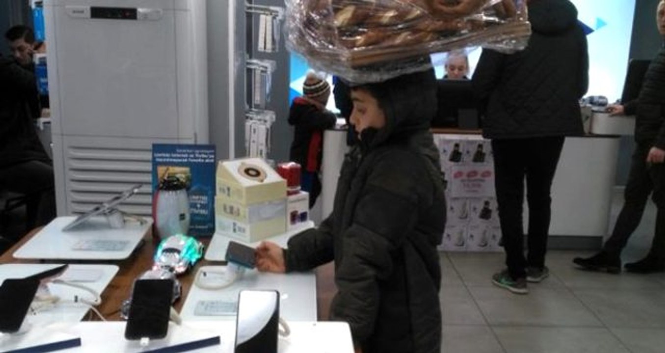 Türkiye'nin konuştuğu simitçi çocuğa cep telefonu hediye edildi