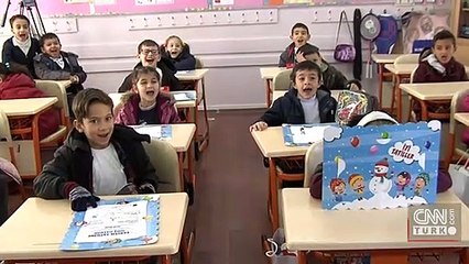 Bakan Selçuk karne dağıttı