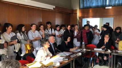Une partie du personnel de l’hôpital perturbe le conseil de surveillance