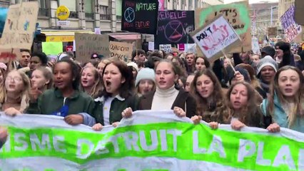 Скачать видео: Greta Thunberg beim Schweizer Klimastreik dabei