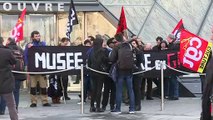 Manifestantes bloqueiam museu do Louvre