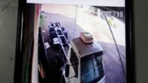 Homem é flagrado furtando bateria e cabo de caminhão, no Bairro Cataratas