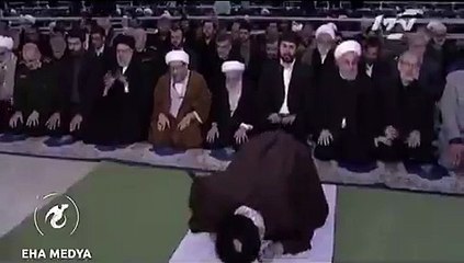 Hamaney’in kıldırdığı Cuma namazında ilginç anlar