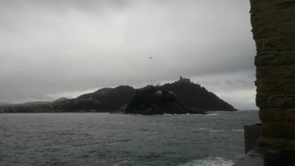 Traslado de material de la casa del faro de San Sebastián en helicóptero