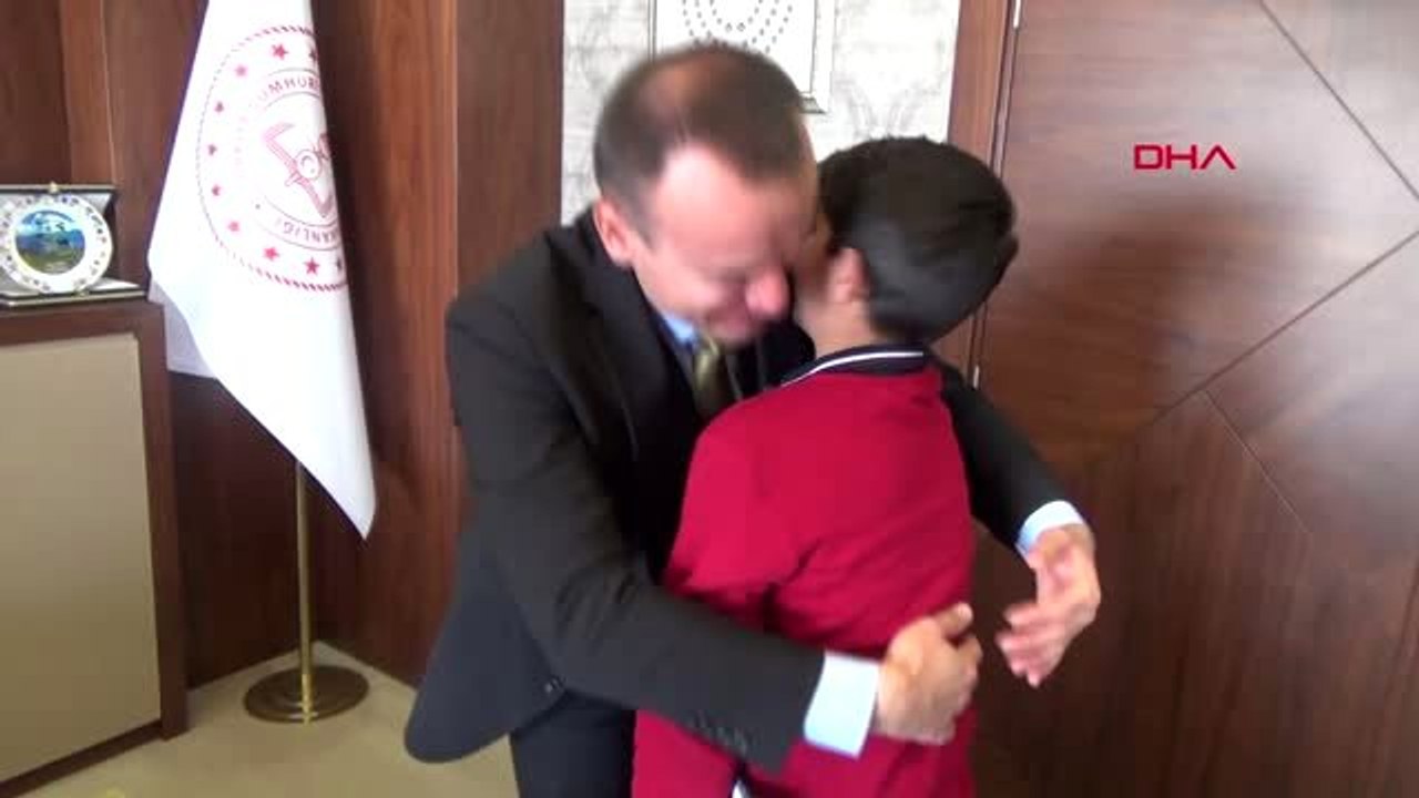 Ağrı okuluna dönen burak, karnesiyle milli eğitim müdürü'ne koştu