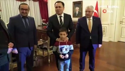 Vali Çakır 'bayrak sevdalısı' öğrenciyi makamında ağırladı