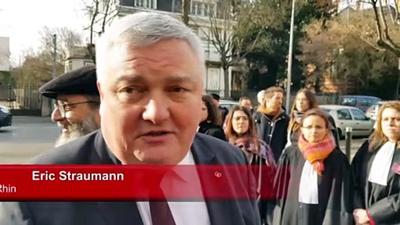 Plus de 250 avocats manifestent