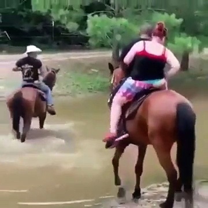 2 "cavaliers" trop gros et lourds... le cheval n'arrive plus à avancer !