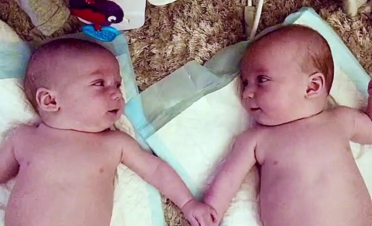 2 bébés jumeaux se rendent compte de leur présence pour la premiere fois !