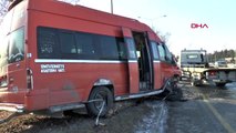 Erzurum otomobilin çarptığı minibüs orta refüje çıktı 11 yaralı