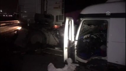 Hatay'da 2 tırın karıştığı kazada sürücülerden biri yaralandı