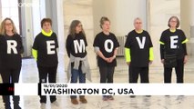 شاهد: مظاهرة صامتة تحت قبة الكابيتول في واشنطن تطالب بعزل ترامب
