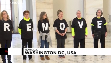 شاهد: مظاهرة صامتة تحت قبة الكابيتول في واشنطن تطالب بعزل ترامب