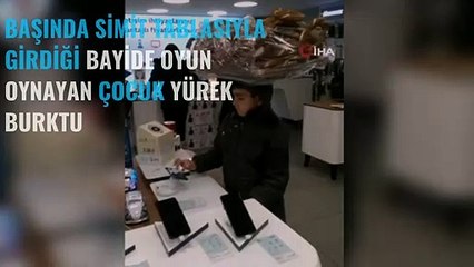 Başında simit tablasıyla girdiği bayide oyun oynayan çocuk yürek burktu