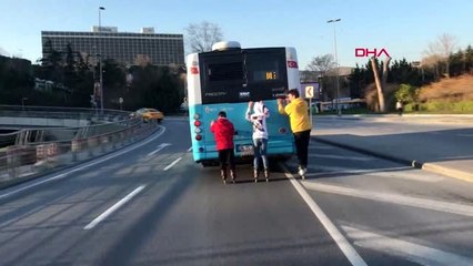 İstanbul'da patenli gençlerin tehlikeli yolculukları kamerada