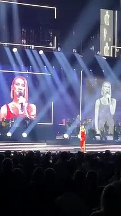 Malgré la mort de sa maman hier, Céline Dion est montée sur scène hier soir à Miami pour lui rendre un hommage bouleversant sur scène