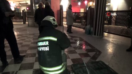 Merdiven altında mahsur kalan felçli kediyi itfaiye erleri kurtardı
