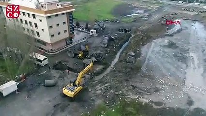 Kanalizasyon çalışmasında boru patladı, cadde trafiğe kapatıldı