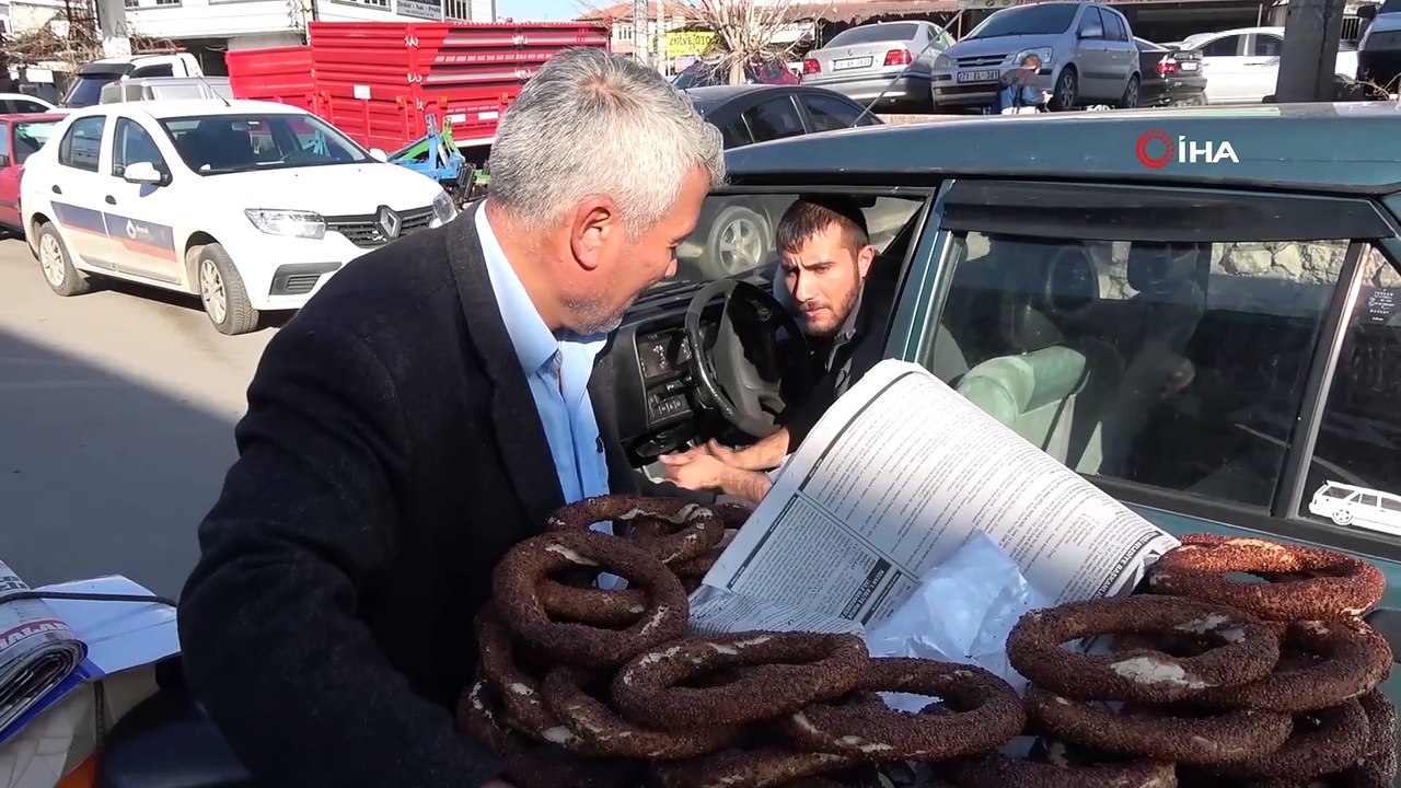 Müziğin sesini duyan esnaf simit almaya koşuyor