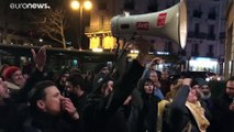 شاهد: متظاهرون فرنسيون يحاولون اقتحام عرض مسرحي كان يحضره ماكرون وزوجته
