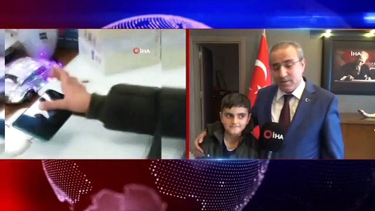 Türkiye'nin konuştuğu simitçi çocuğa kaymakam cep telefonu hediye etti