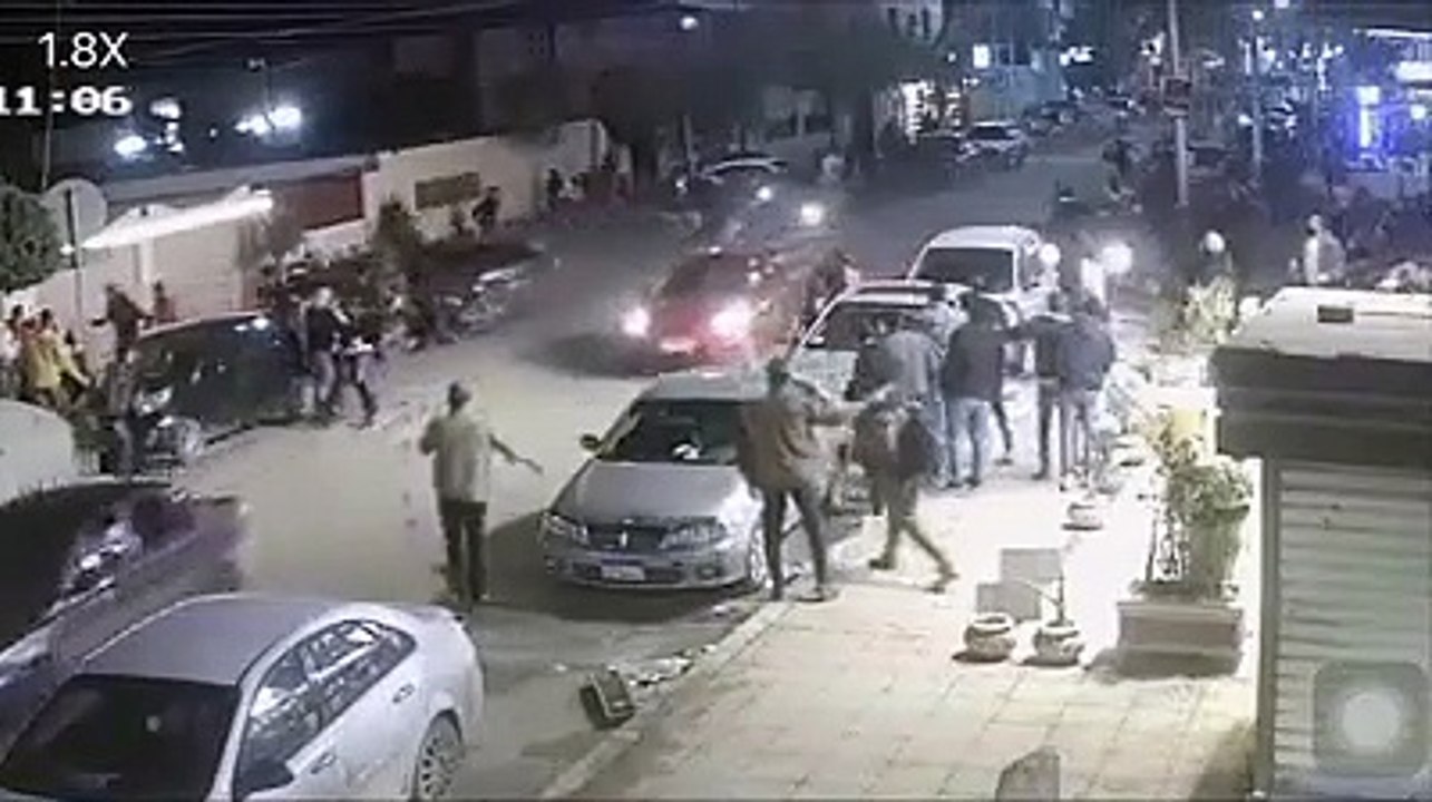 خلاف بين سيارتين علي أولوية المرور