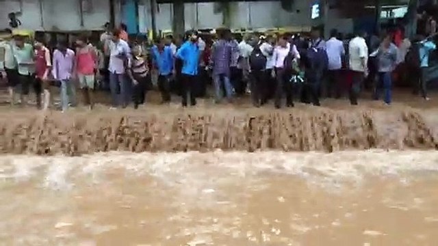 HEAVY RAIN IN MUMBAI - trains still working and people going to work!