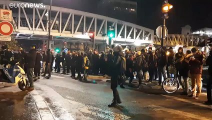 Поход Макрона в театр обернулся акцией протеста