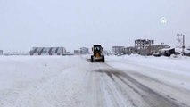 Hakkari'de kar yağışı nedeniyle 37 köy ve 104 mezranın yolu ulaşıma kapandı