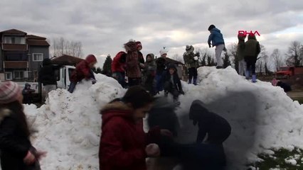 Muhtar, karne sevinci yaşayan öğrenciler için yayladan kar getirdi