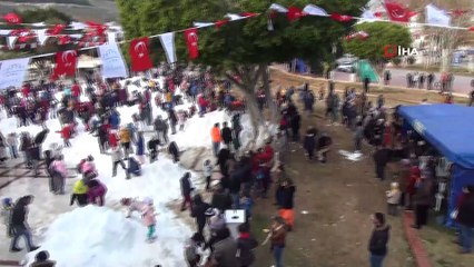 Köy yollarını kapatan tonlarca kar şehirde çocukların eğlencesi oldu