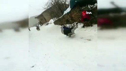 Köy çocukları bidonlarla kayarak karın tadını çıkardı