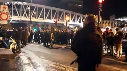 Francia: Macron a teatro, assedio dei manifestanti