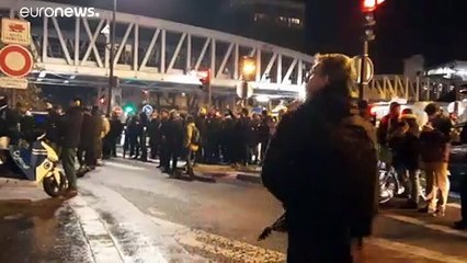 El presidente francés es perseguido por los huelguistas tras acudir a una función de teatro en París