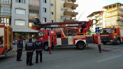 Bodrum katta çıkan yangın bina sakinlerini sokağa döktü