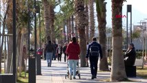 Antalya'da tatilciler güneşli havanın keyfini çıkardı