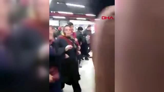 Alışveriş merkezi açılışında izdiham