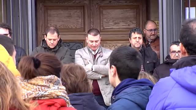 Emotivo minuto de silencio en Ayegui en memoria de los dos niños muertos en Estella