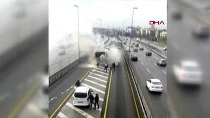 Metrobüste yangın; seferler aksıyor vatandaş kamerası