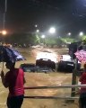 Carros são arrastados pela água em Iconha
