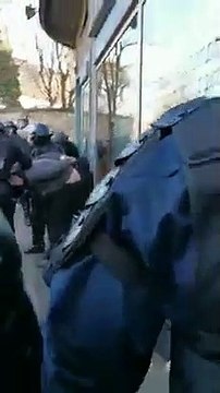 Manifestation à Paris: La vidéo d'un policier frappant un homme immobilisé et en sang à terre fait scandale, cet après-midi, sur les réseaux sociaux