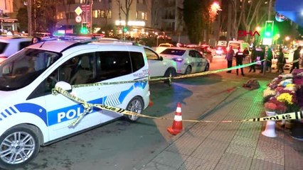 Kadıköy'de bir kişi, annesi ile eşini silahla öldürdü