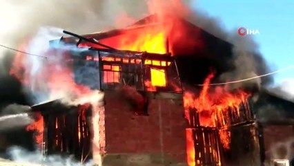 Kastamonu’da iki ev alev alev böyle yandı
